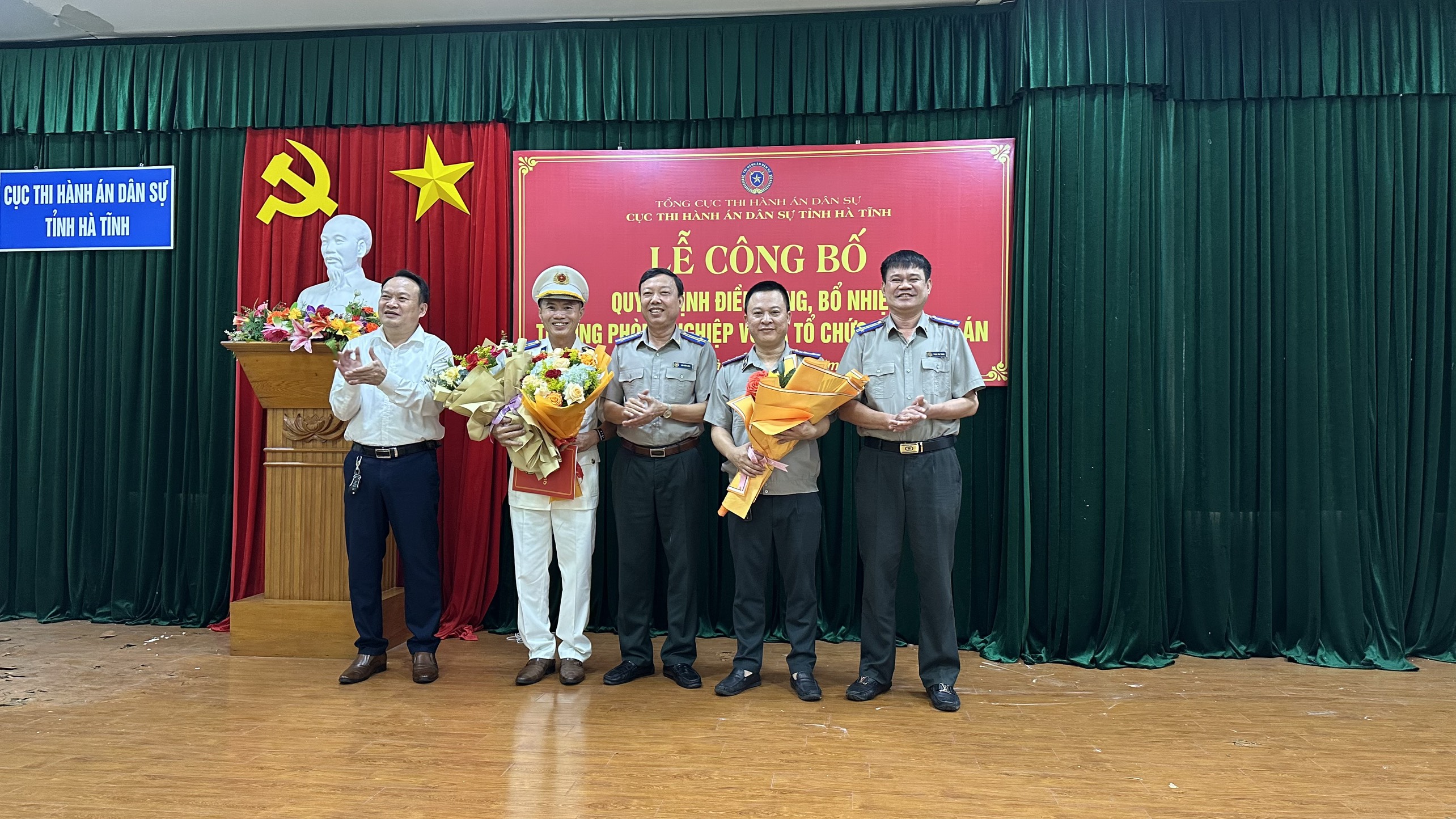 Ngày 17  tháng 10 năm 2023, Cục Thi hành án dân sự tỉnh Hà Tĩnh đã long trọng tổ chức Lễ công bố Quyết định điều động, bổ nhiệm Chi cục trưởng Chi cục Thi hành án dân sự huyện Lộc Hà và Trưởng phòng Nghiệp vụ và tổ chức thi hành án dân sự,