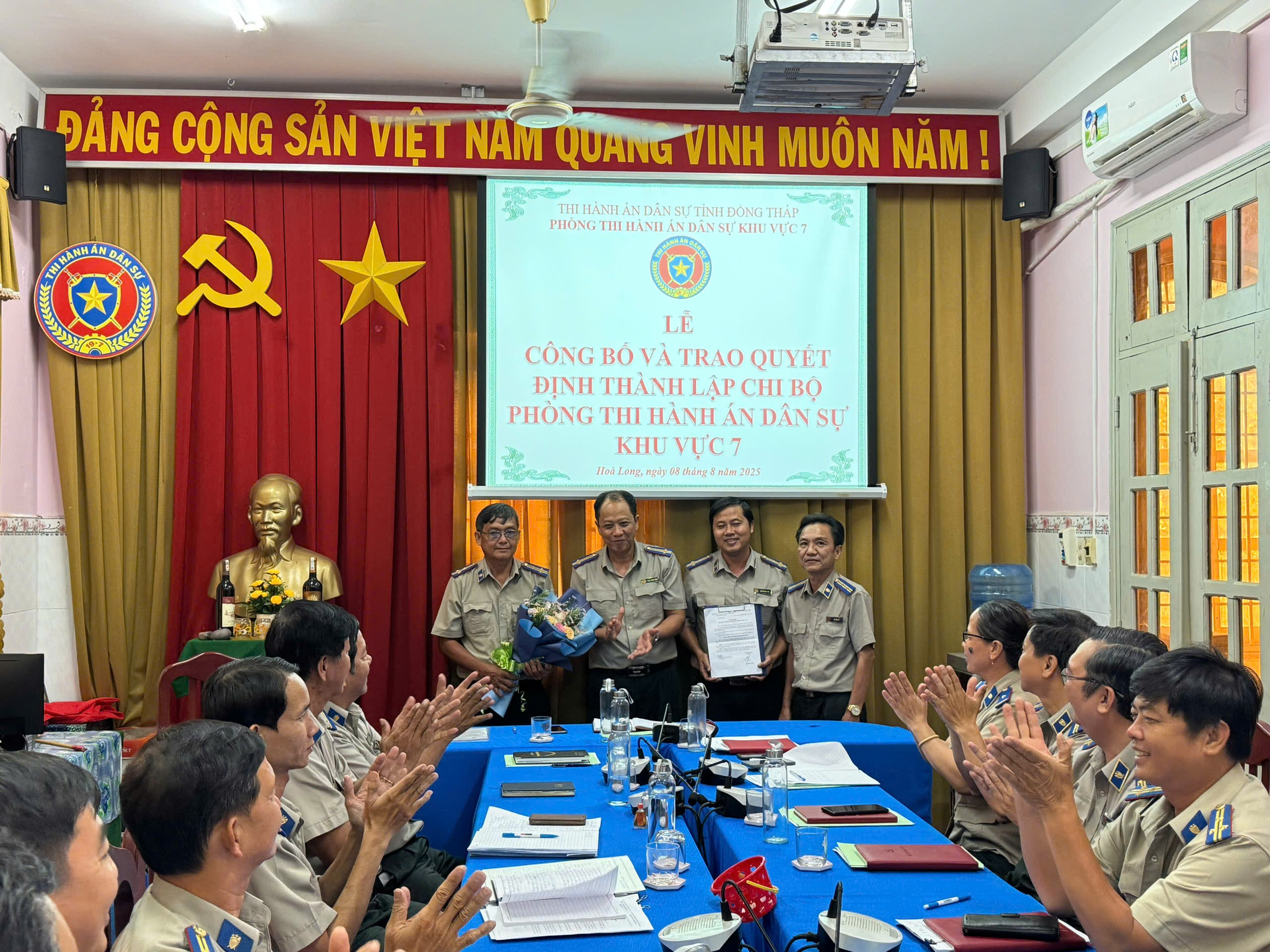 LỄ CÔNG BỐ TRAO QUYẾT ĐỊNH THÀNH LẬP CHI BỘ TRỰC THUỘC ĐẢNG BỘ THI HÀNH ÁN DÂN SỰ TỈNH ĐỒNG THÁP TẠI PHÒNG THI HÀNH ÁN DÂN SỰ KHU VỰC 7.