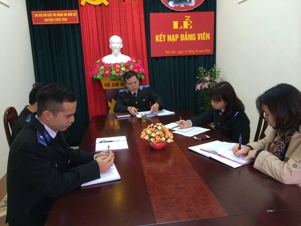 Lễ kết nạp Đảng viên mới tại Chi bộ Chi cục Thi hành án dân sự huyện Tiên Yên