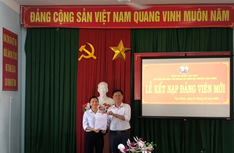 Lễ kết nạp Đảng viên mới của Chi bộ Chi cục Thi hành án dân sự (THADS) huyện Vạn Ninh
