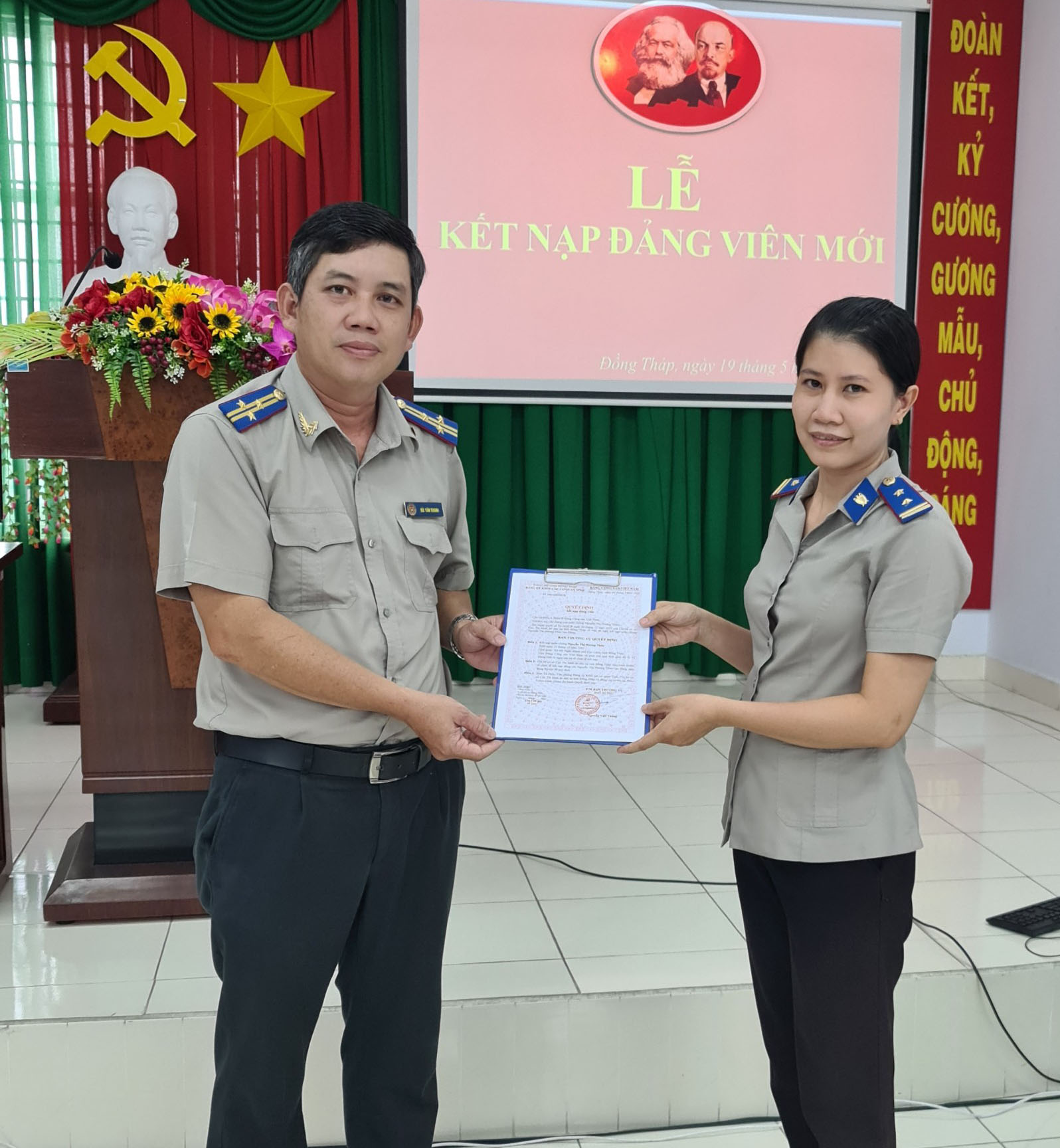 Chi bộ cơ sở Cục Thi hành án dân sự tỉnh Đồng Tháp tổ chức "Lễ kết nạp đảng viên mới"