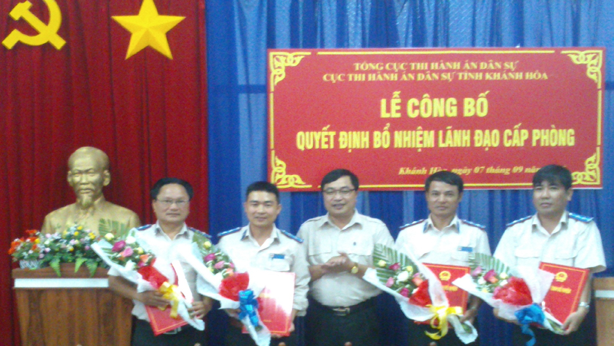 Trao Quyết định bổ nhiệm, miễn nhiệm, điều động lãnh đạo cấp Phòng