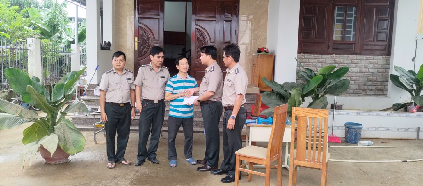 Thi hành án dân sự tỉnh Khánh Hòa chung tay hỗ trợ công chức, người lao động bị ảnh hưởng mưa lũ