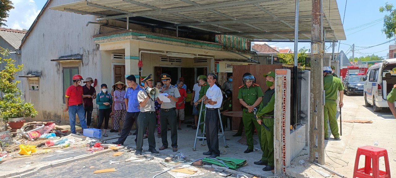 Cục Thi hành án dân sự tỉnh Quảng Ngãi quyết liệt tổ chức cưỡng chế dỡ dọn, giao đất