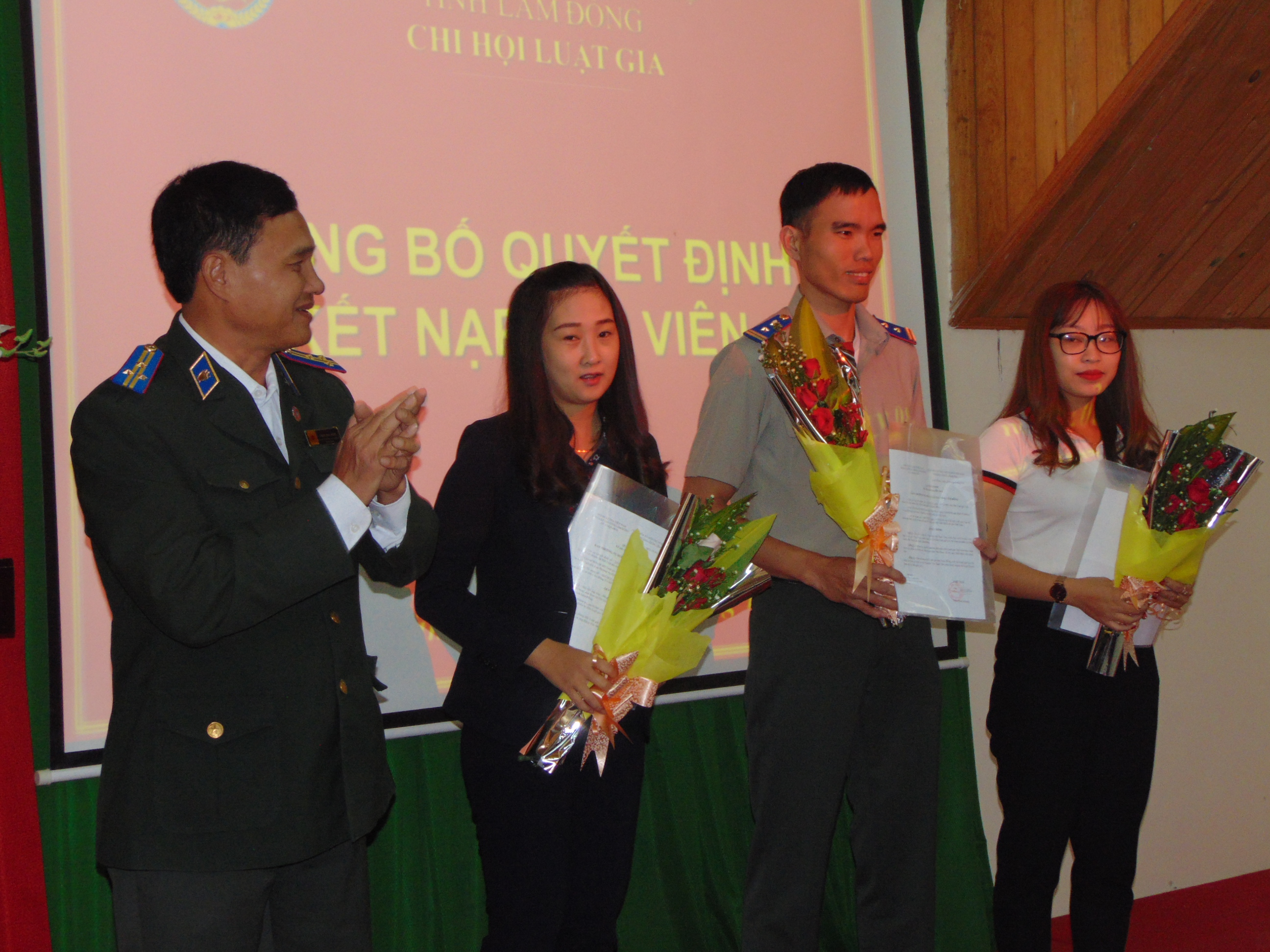 Chi hội Luật gia Cục Thi hành án dân sự tỉnh Lâm Đồng kết nạp Hội viên mới