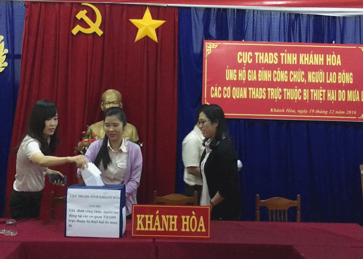 Quyên góp giúp đỡ cán bộ, công chức bị thiệt hại do mưa lũ