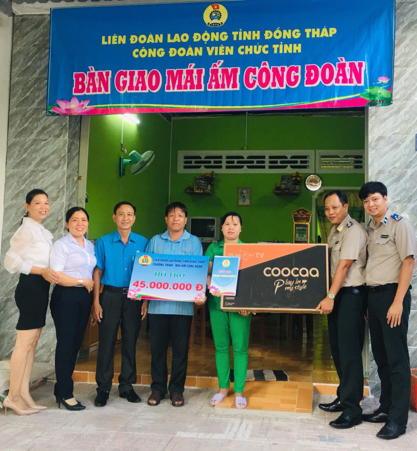 Đoàn viên công đoàn cơ sở Cục Thi hành án dân sự tỉnh Đồng Tháp phấn khởi nhận nhà “Mái ấm Công đoàn”!