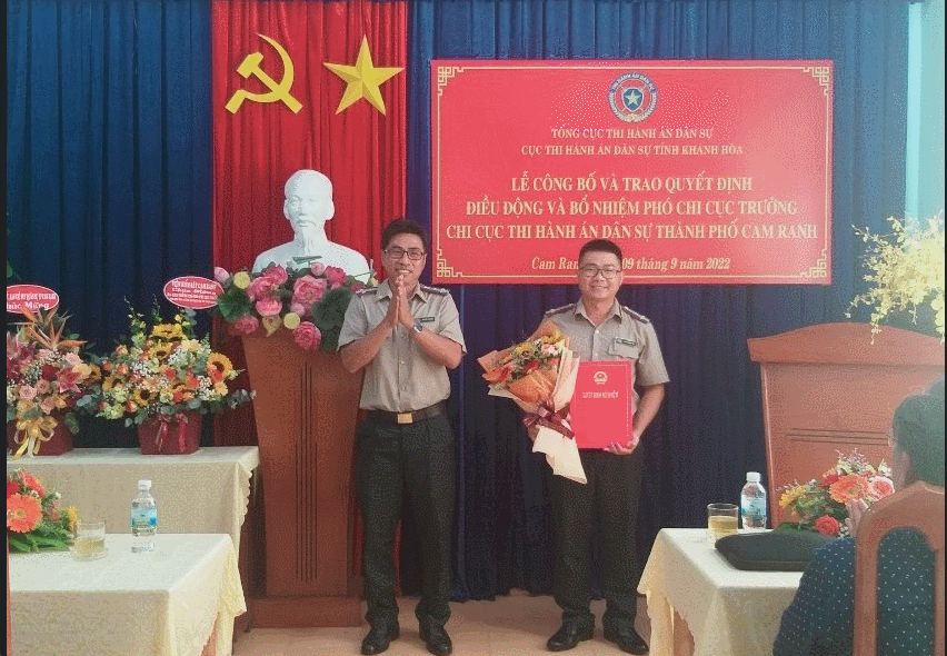 Trao Quyết định điều động, bổ nhiệm Phó Chi cục trưởng Chi cục Thi hành án dân sự thành phố Cam Ranh.