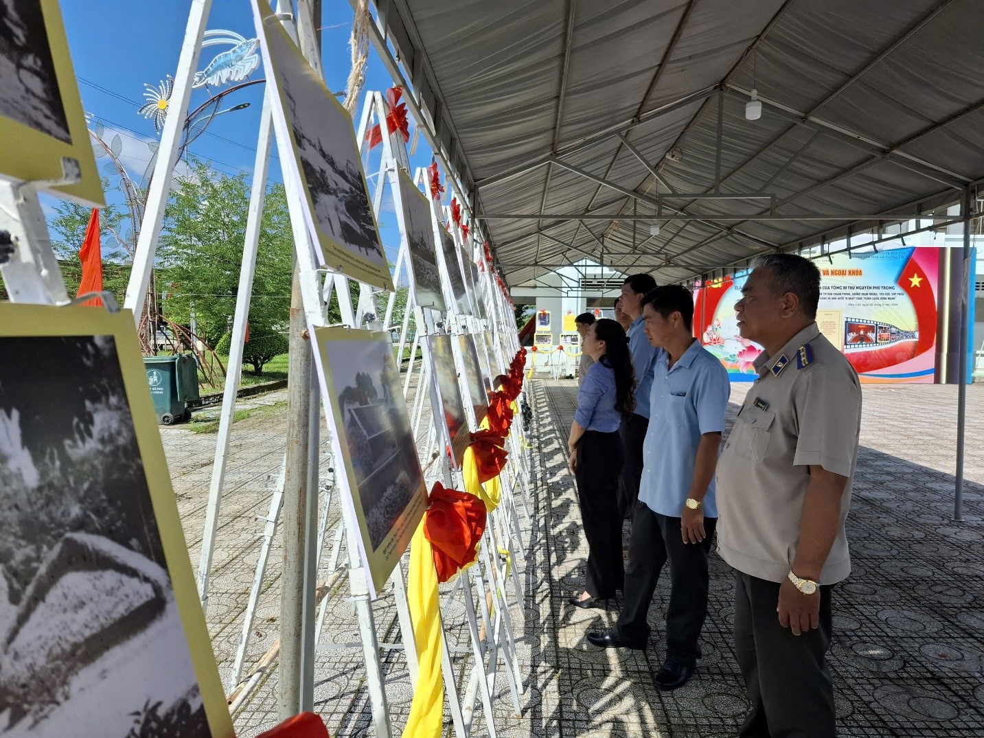 Chi cục Thi hành án dân sự huyện Năm Căn tổ chức tham quan trưng bày các tác phẩm Bác Hồ - Bác Tôn và cố Tổng bí thư Nguyễn Phú Trọng