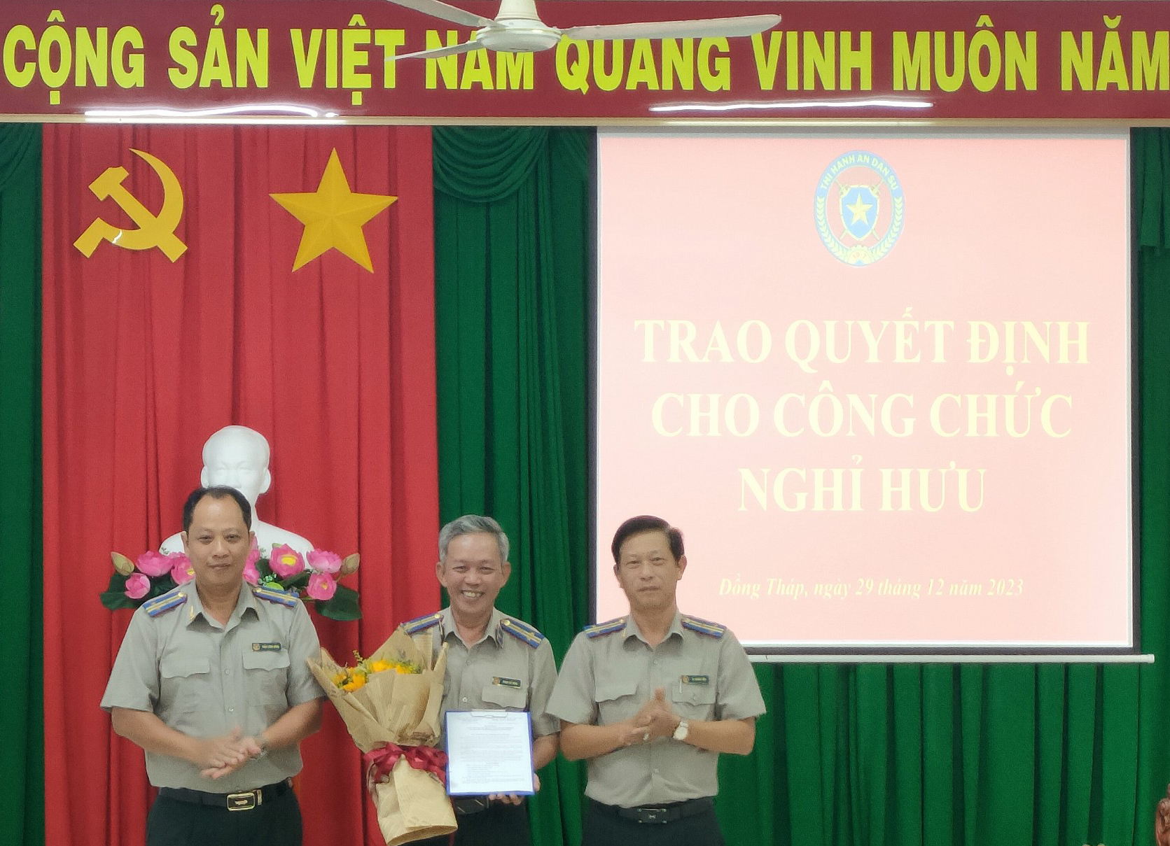 Cục Thi hành án dân sự trao Quyết định nghỉ hưu cho công chức Cục Thi hành án dân sự