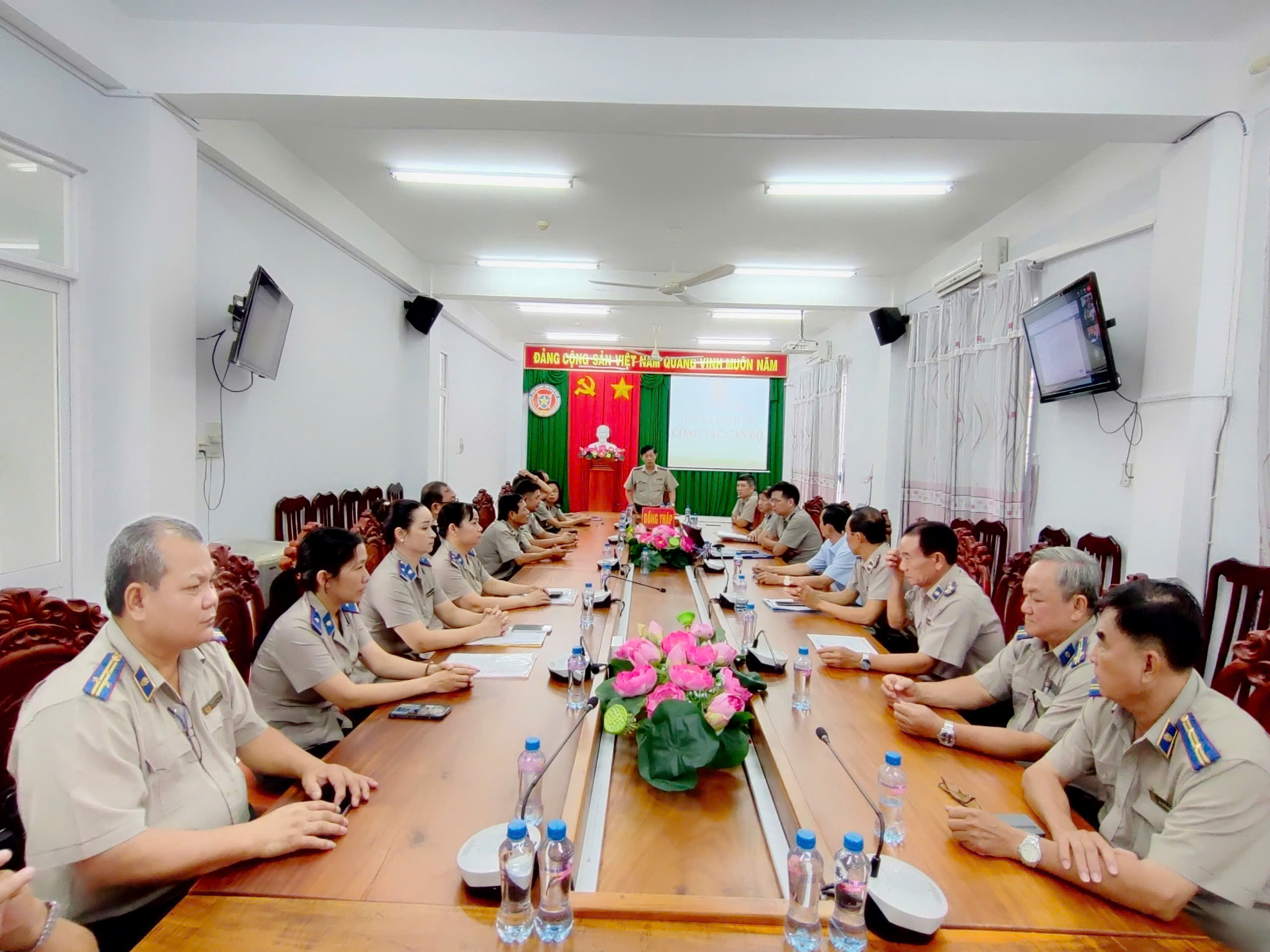 Lễ trao Quyết định nghỉ hưu trước tuổi và nghỉ thôi việc theo Nghị định số 178/2024/NĐ-CP, Nghị định số 67/2025/NĐ-CP của Chính phủ