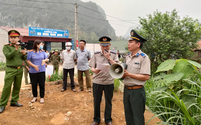 Chi cục THADS huyện Ngọc Lặc tiến hành cưỡng chế giao đất