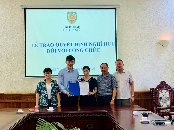 Trao quyết định nghỉ hưu cho công chức Cục Con nuôi