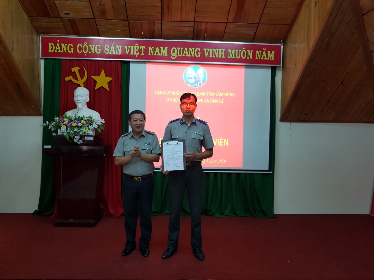 LỄ KẾT NẠP ĐẢNG VIÊN MỚI CỦA CHI BỘ CỤC THI HÀNH ÁN DÂN SỰ TỈNH LÂM ĐỒNG