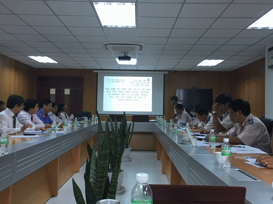 Tổ công tác chỉ đạo xử lý các vụ việc liên quan đến hoạt động tín dụng, ngân hàng làm việc với Vietcombank Khánh Hòa