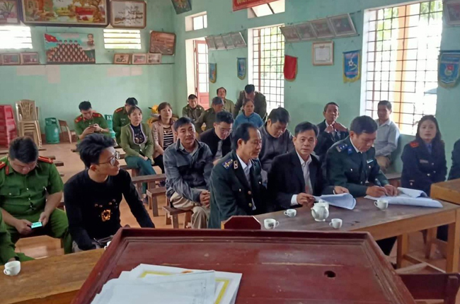 Chi cục THADS huyện Ngọc Lặc tiến hành cưỡng chế, giao tài sản