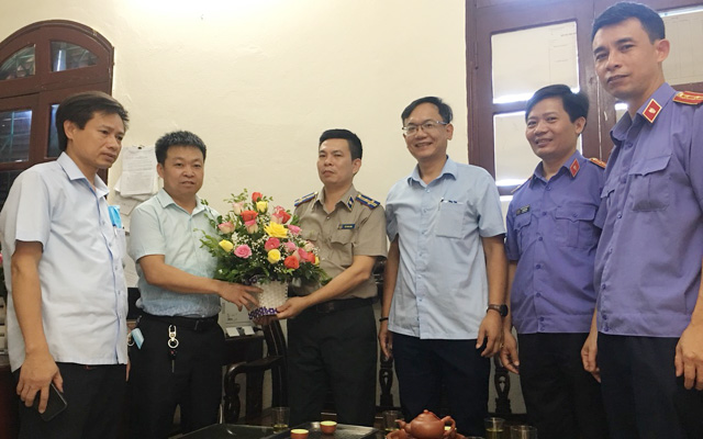 Các cơ quan nội chính huyện chúc mừng Chi cục THADS huyện Nông Cống nhân dịp kỷ niêm 75 năm ngày truyền thống THADS