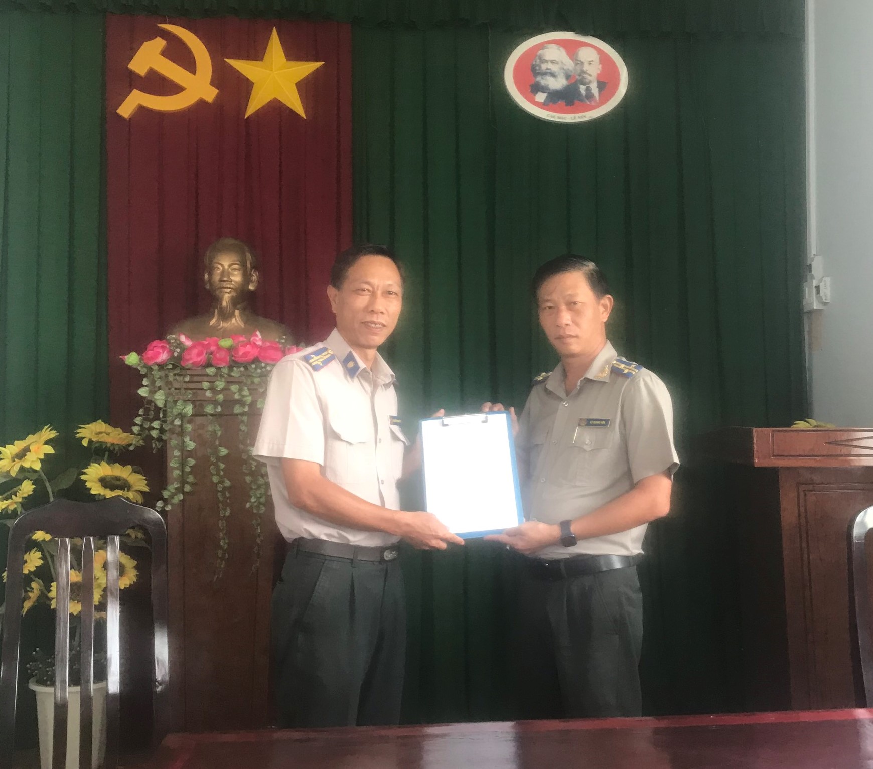 Trao quyết định bổ nhiệm Phó Chi cục trưởng Chi cục THADS TP. Cao Lãnh