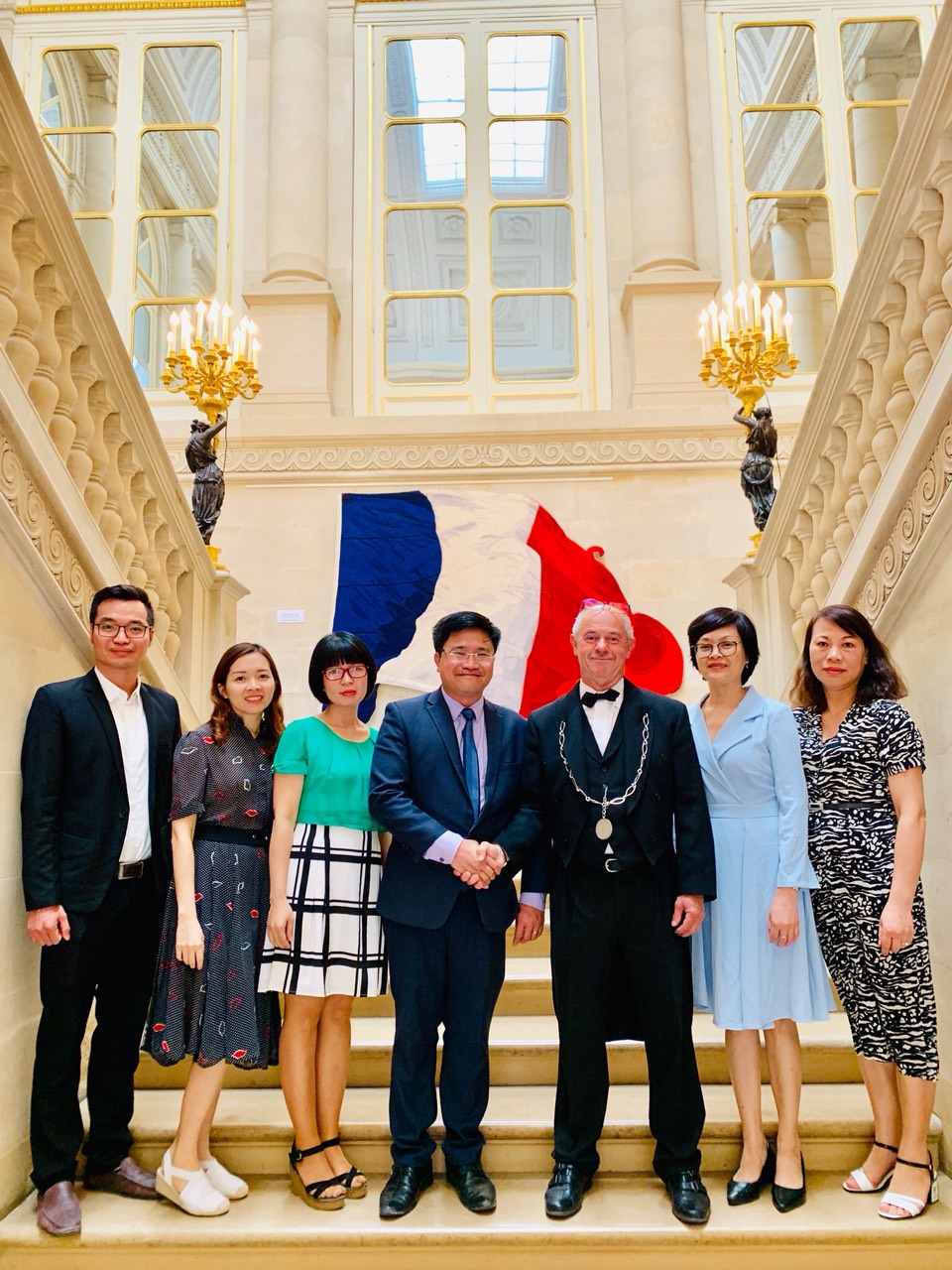 Khảo sát về kinh nghiệm phân công, phối hợp và kiểm soát giữa các cơ quan nhà nước trong việc thực hiện quyền lập pháp tại Cộng hoà Pháp