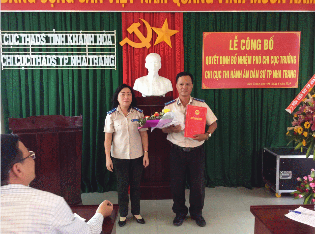 Trao Quyết định bổ nhiệm Phó Chi cục trưởng Chi cục THADS thành phố Nha Trang