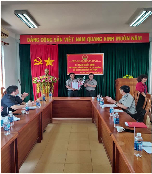 Lễ công bố và trao Quyết định điều động, bổ nhiệm Phó Chi cục trưởng Chi cục THADS huyện Phú Thiện