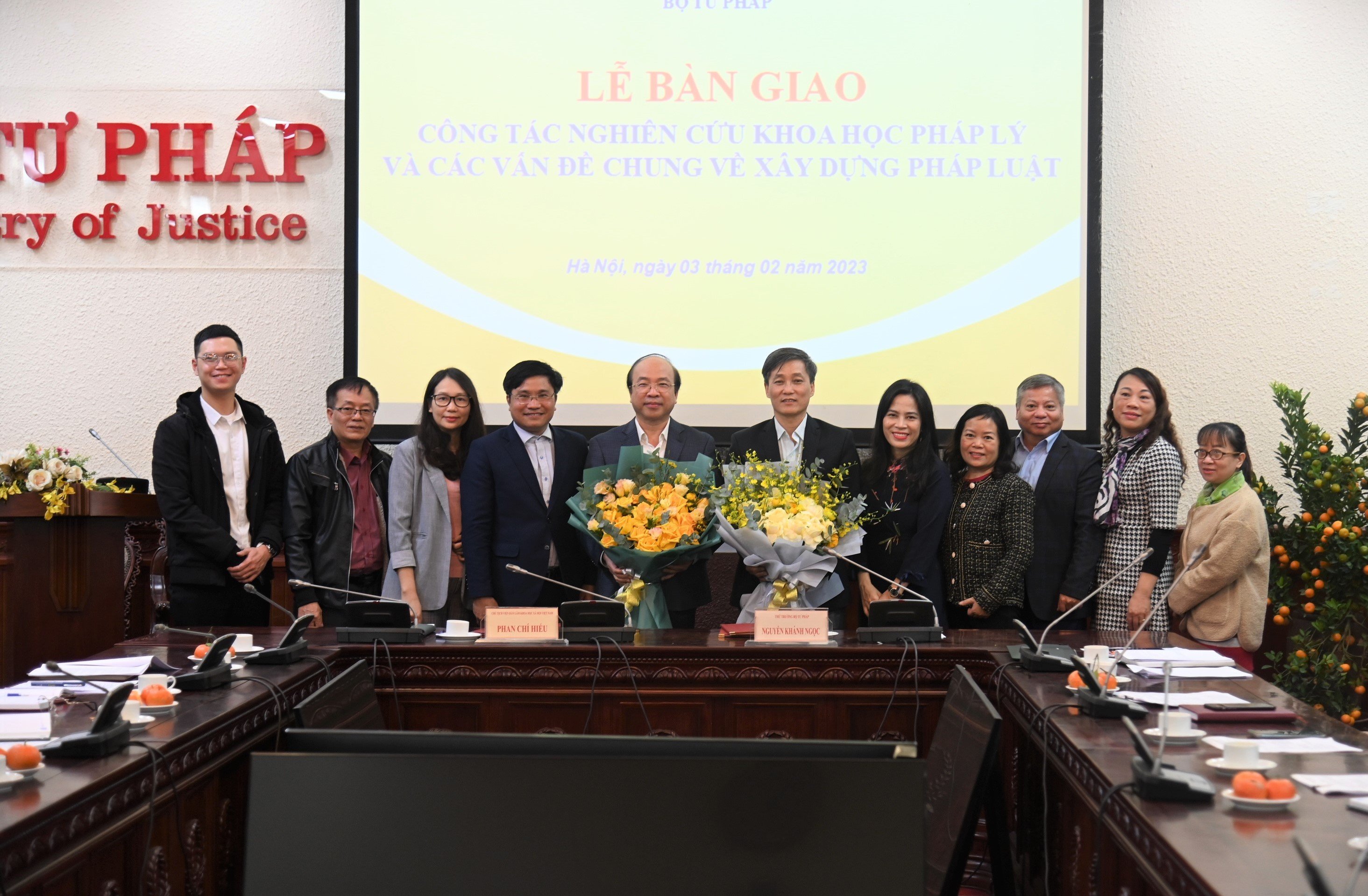 Lễ bàn giao Lãnh đạo Bộ phụ trách công tác nghiên cứu khoa học pháp lý của Bộ Tư pháp