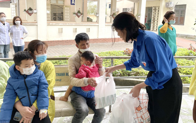 Chi đoàn thanh niên Chi cục Quảng Xương tham gia chương trình "Bữa cơm nghĩa tình"