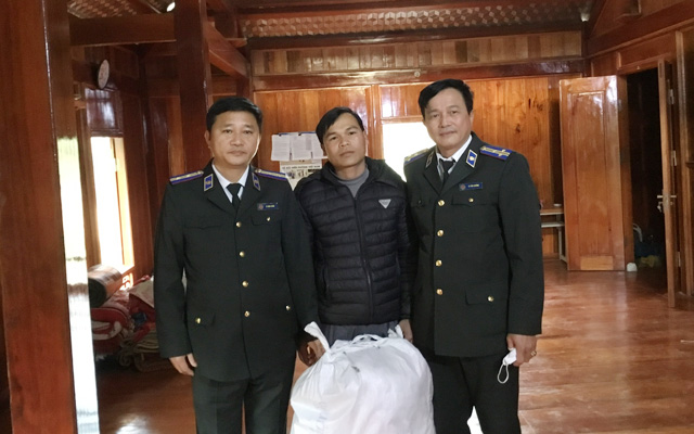 THADS huyện Quan Sơn trao quà cho đồng bào dân tộc tại Bản Cha Khót, xã Na Mèo