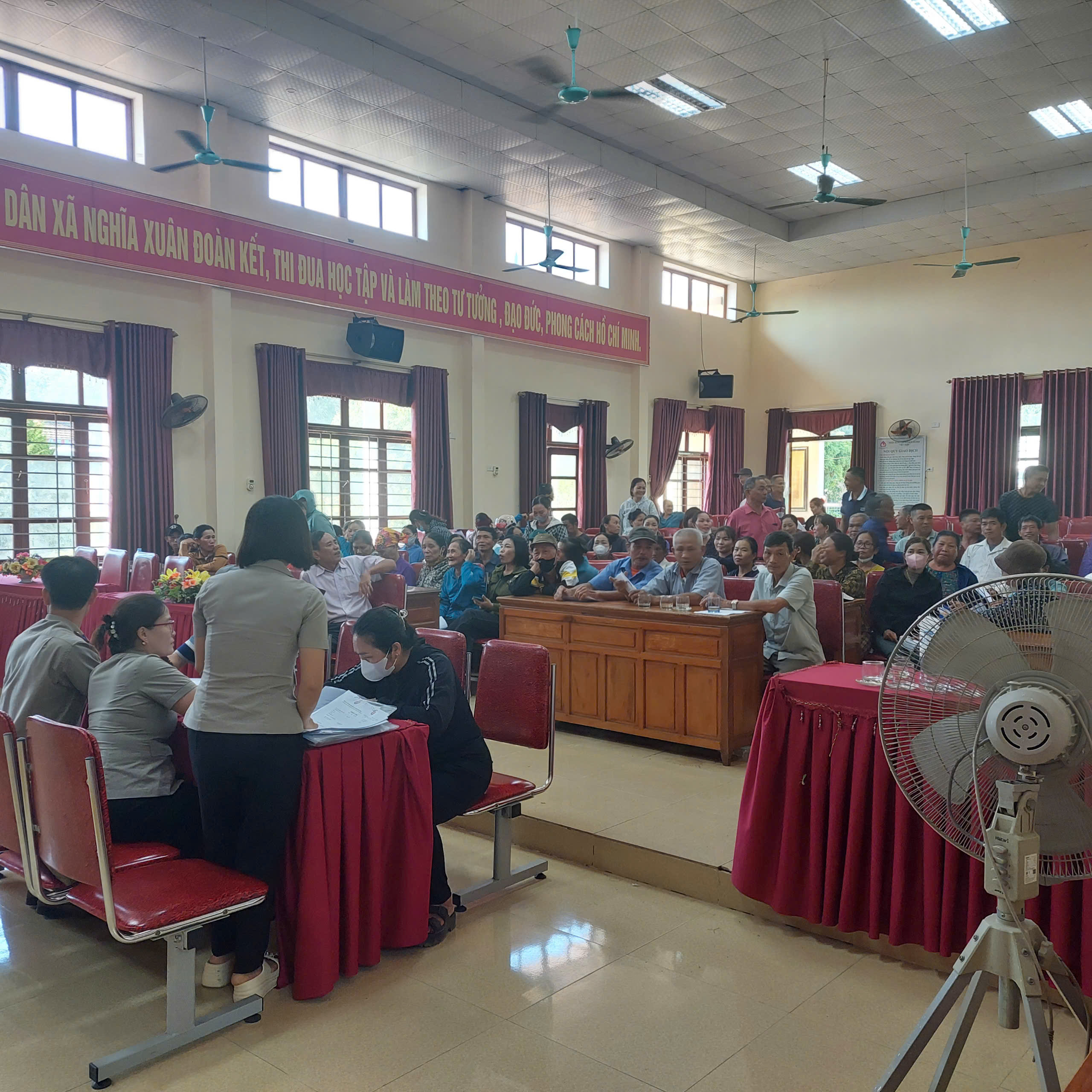 Chi cục Thi hành án dân sự huyện Quỳ Hợp tiến hành chi trả tiền trong vụ án về kinh tế tham nhũng cho người dân tại cơ sở