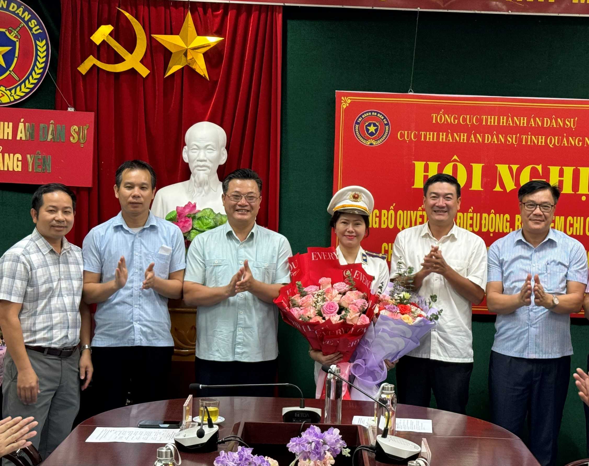 Trao Quyết định điều động, bổ nhiệm Chi Cục trưởng Cục Thi hành án dân sự thị xã Quảng Yên