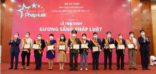 Trang trọng lễ vinh danh 50 Gương sáng Pháp luật năm 2021