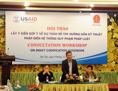 Đồng chí Lê Hồng Sơn - Cục trưởng Cục Kiểm tra văn bản QPPL phát biểu tại Hội thảo lấy ý kiến góp ý về Dự thảo Sổ tay hướng dẫn kỹ thuật pháp điển hệ thống quy phạm pháp luật