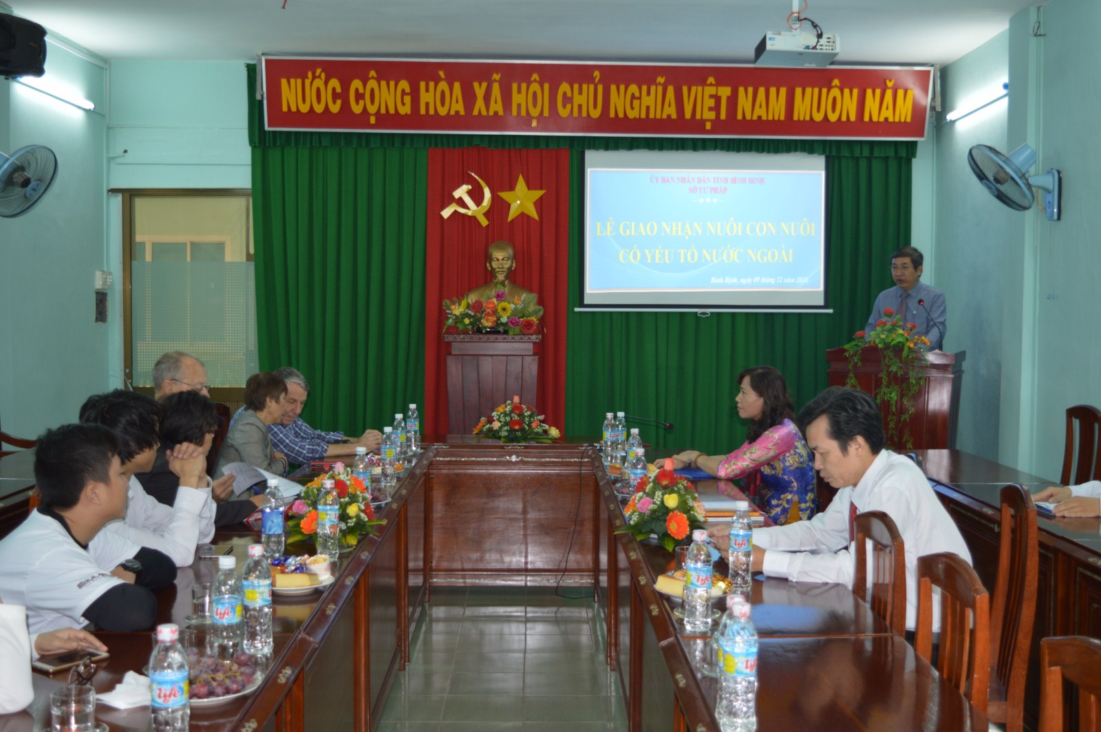 SỞ TƯ PHÁP BÌNH ĐỊNH: TỔ CHỨC LỄ GIAO NHẬN NUÔI CON NUÔI CÓ YẾU TỐ NƯỚC NGOÀI