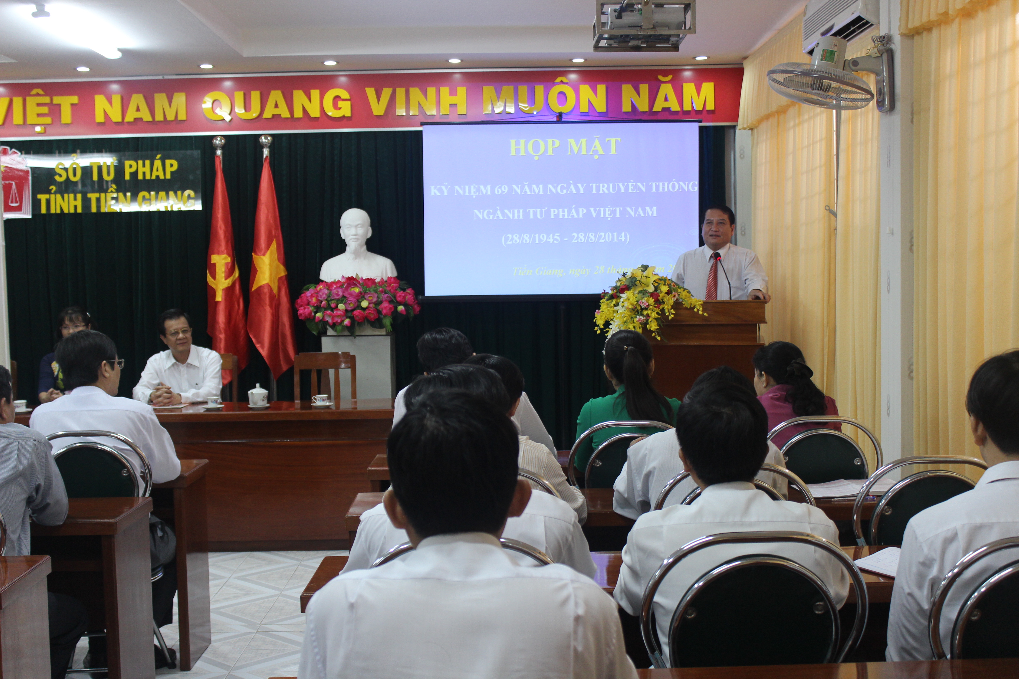 Sở Tư pháp tỉnh Tiền Giang tổ chức nhiều hoạt động sôi nổi hưởng ứng 69 năm ngày truyền thống Ngành Tư pháp Việt Nam và đón nhận cờ thi đua của Chính phủ