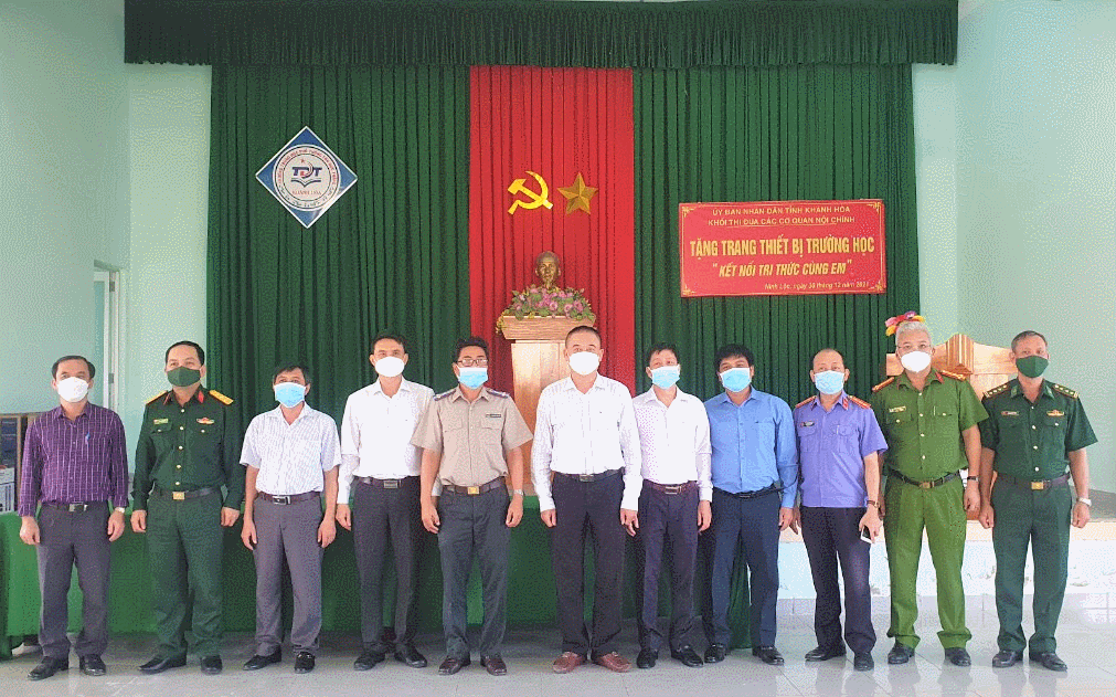 Khối thi đua các cơ quan Nội chính tỉnh Khánh Hòa: Tặng trang thiết bị dạy học cho Trường THPT Tôn Đức Thắng