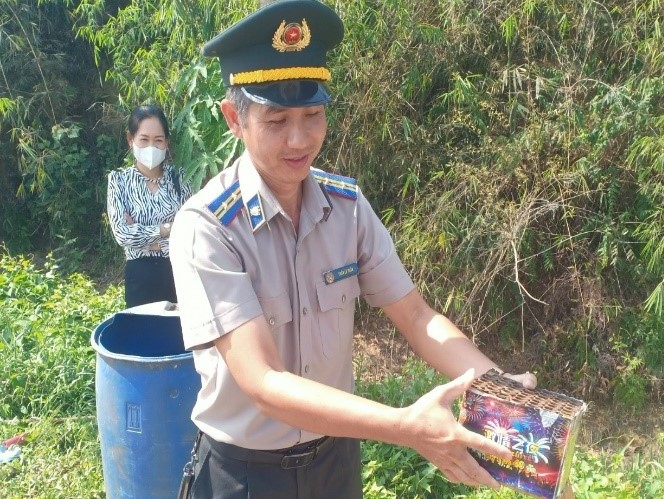 Chi cục Thi hành án dân sự huyện Đạ Tẻh tổ chức tiêu hủy vật chứng liên quan đến vụ buôn bán pháo lậu