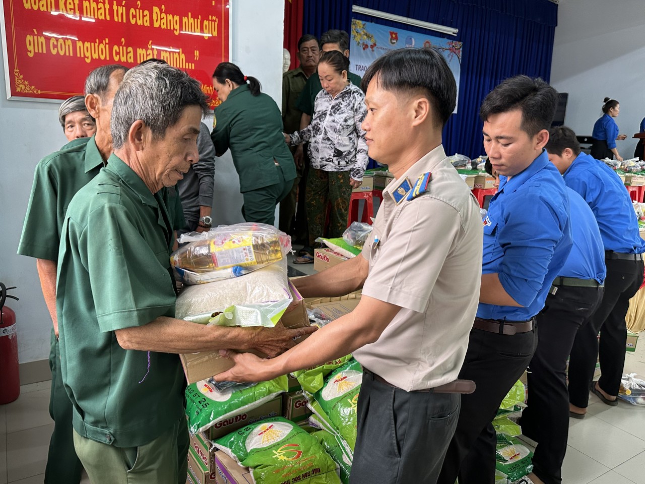 Chi cục THADS huyện Châu Thành, tỉnh Tây Ninh phối hợp cùng Huyện đoàn huyện Châu Thành đi thăm, tặng quà cho các cô chú là cựu thanh niên xung phong và các gia cảnh có hoàn cảnh khó khăn trên địa bàn xã Phước Vinh, xã An Cơ thuộc huyện Châu Thành