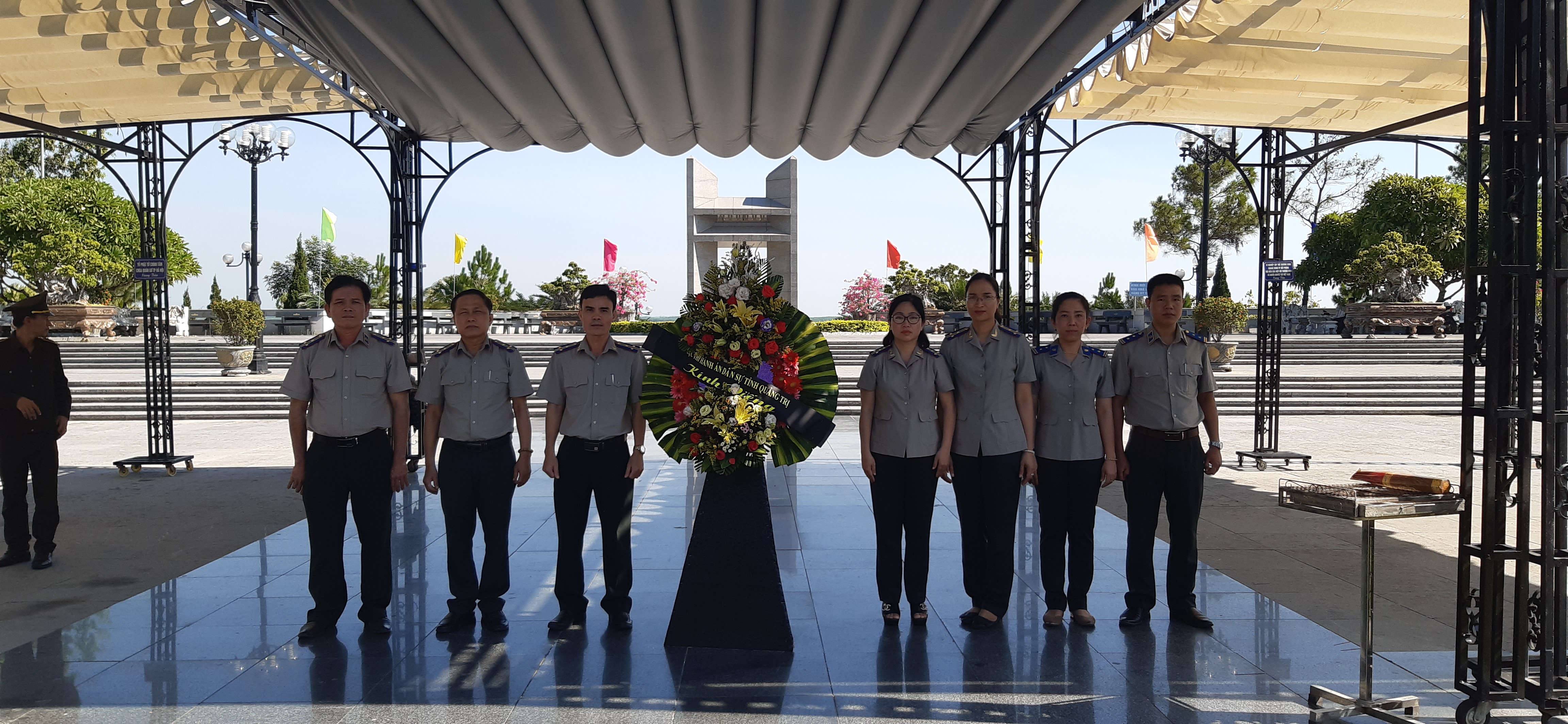 Dâng hương Nghĩa trang liệt sĩ quốc gia Đường 9 nhân dịp Kỷ niệm 73 năm Ngày truyền thống Thi hành án dân sự (19/7/1946-19/7/2019)