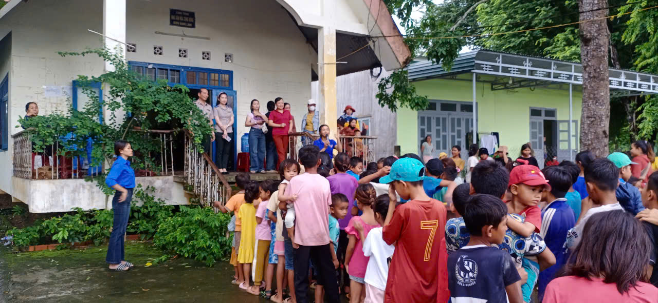 Cục Thi hành án dân sự tỉnh Đắk Lắk phối hợp với Chính quyền địa phương và Ban tự quản Buôn tổ chức tặng quà cho các cháu thiếu nhi Buôn kết nghĩa Jang Lành.