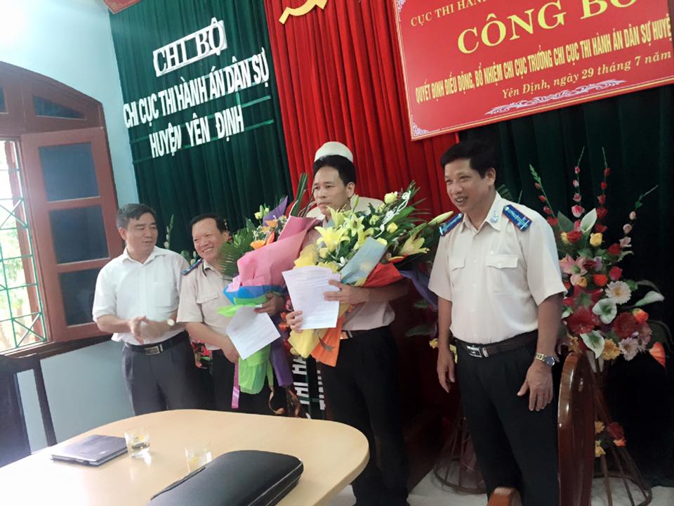 Công bố, trao quyết định điều động, bổ nhiệm Chi cục trưởng Chi cục Thi hành án dân sự huyện Đông Sơn và Chi cục trưởng Chi cục Thi hành án dân sự huyện Yên Định.