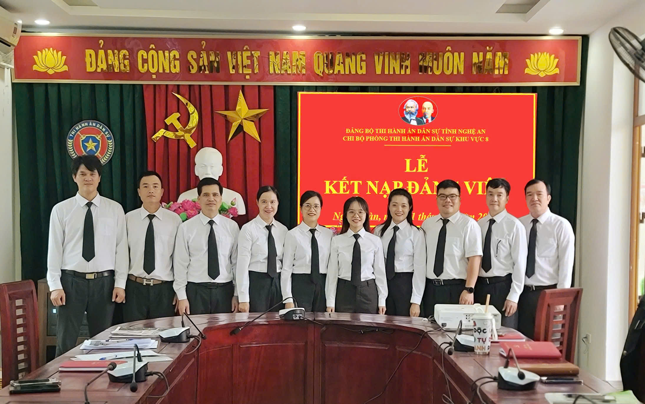 Chi bộ Phòng thi hành án dân sự khu vực 8, tỉnh Nghệ An đã tổ chức lễ kết nạp Đảng viên mới