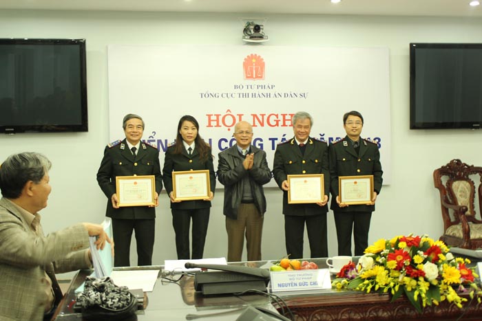 Tang Bang khen a