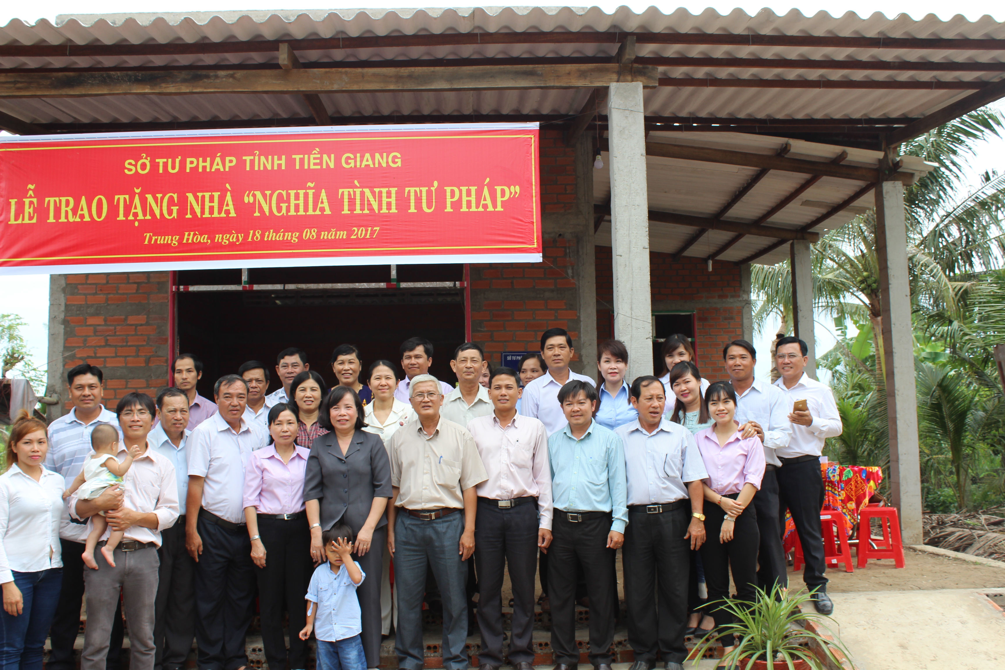 Tiền Giang: Nhà “Nghĩa tình tư pháp” năm 2017 - Tấm lòng của các tổ chức, cá nhân trong ngành Tư pháp dành tặng cho công chức Tư pháp - Hộ tịch còn khó khăn về nhà ở