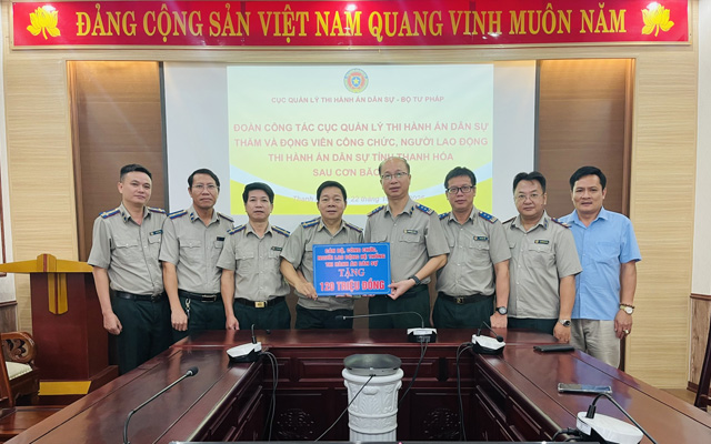 Cục Quản lý Thi hành án dân sự - Bộ Tư pháp thăm và động viên công chức, người lao động THADS tỉnh Thanh Hóa sau cơn bão số 11