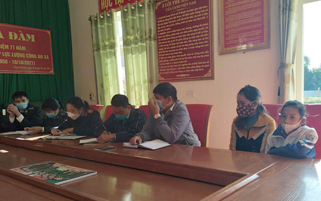 Chi cục THADS huyện Thạch Thành tổ chức giao con cho cho người được thi hành án thành công