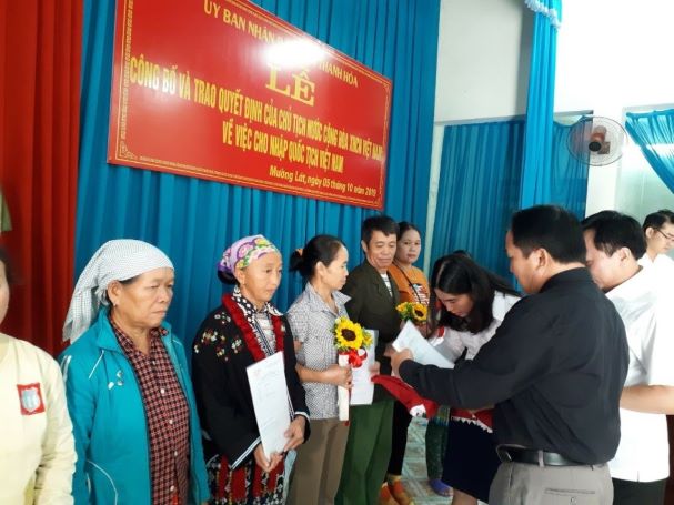 Trao quyết định nhập quốc tịch Việt Nam cho người Lào di cư tự do và kết hôn không giá thú tại tỉnh Thanh Hóa