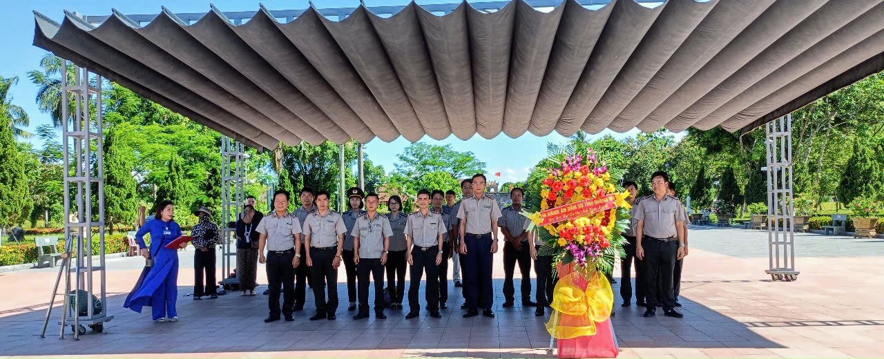 Cơ quan Thi hành án dân sự tỉnh Quảng Trị tổ chức dâng hương tại Thành cổ Quảng Trị và Nghĩa trang liệt sỹ Quốc gia Đường 9 nhân ngày Thương binh Liệt sĩ 27/7/2025