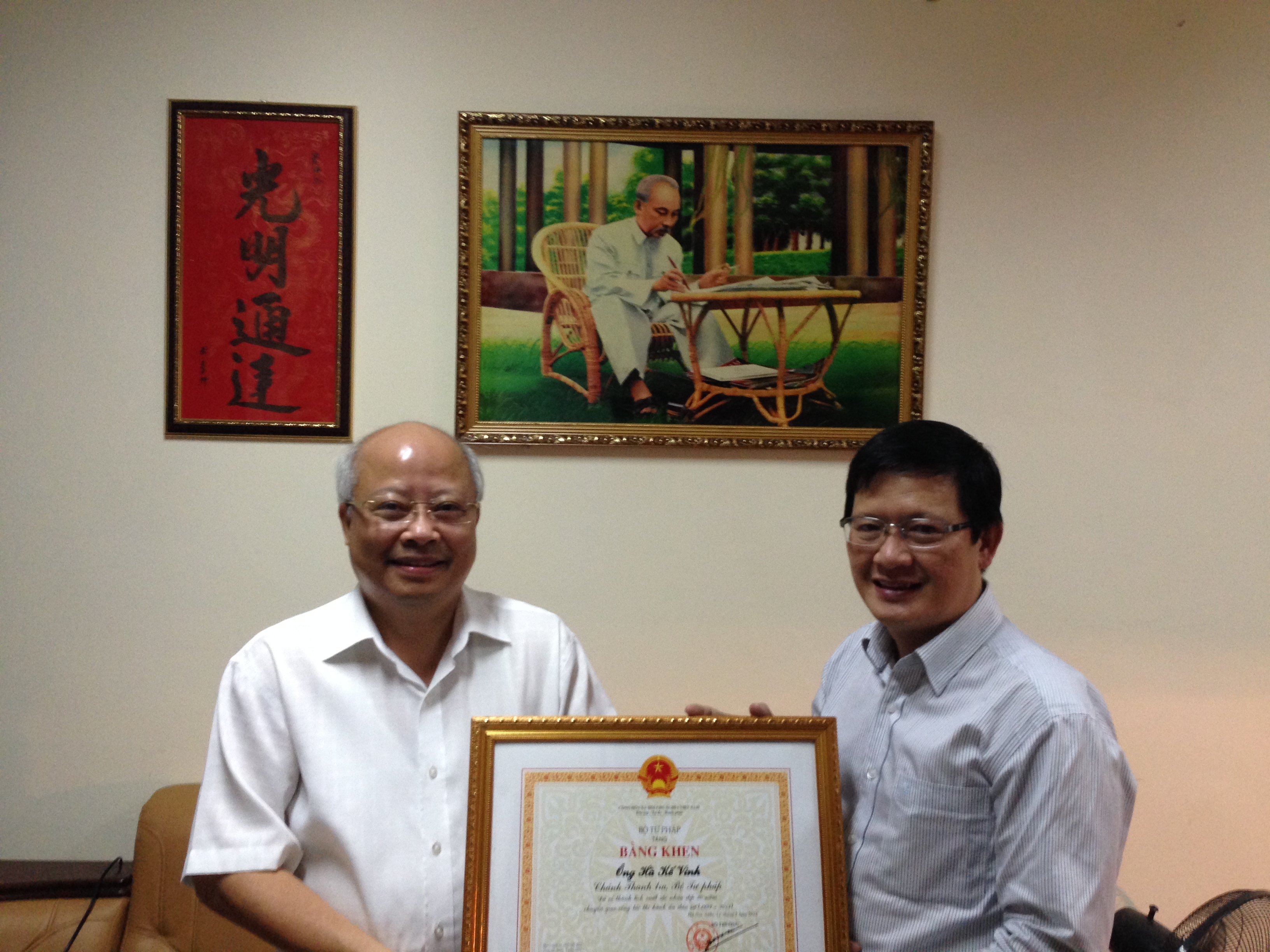 Trao Bằng khen của Bộ trưởng Bộ Tư pháp cho đồng chí Chánh Thanh tra Bộ vì có thành tích xuất sắc nhân dịp 20 năm chuyển giao công tác thi hành án dân sự (1993-2013)