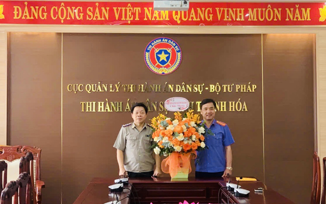 VKSND tỉnh tặng hoa chúc mừng THADS tỉnh nhân dịp kỷ niệm 79 năm ngày truyền thống THADS