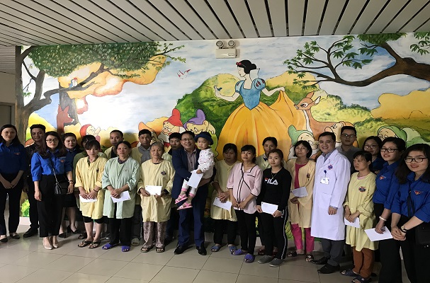 “Sẻ chia yêu thương” cùng các bệnh nhi tại Khoa Nhi, Bệnh Viện K Trung ương (cơ sở Tân Triều)